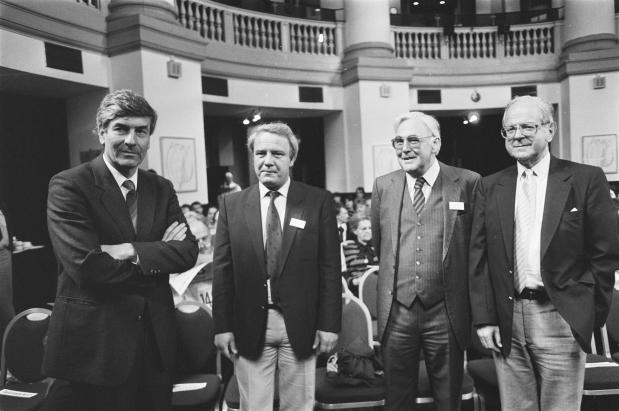 V.l.n.r. premier Lubbers, Vladimir Boekovski, prof. J.W. Bezemer en prof. Robert Conquest op het Sacharov-congres in Amsterdam
