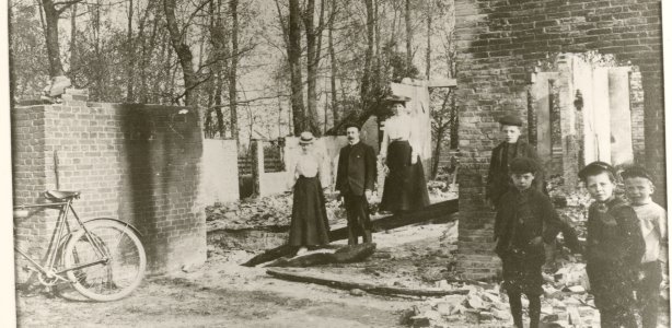 Inwoners van Vriezenveen staan voor hun huizen, waar door de brand weinig meer van over is. Bron: Historisch Museum Vriezenveen grote brand Vriezenveen