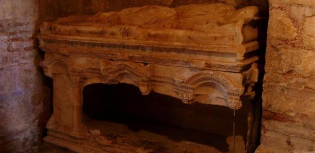 Een sarcofaag in het Turkse Demre, die volgens sommigen aan Sint-Nicolaas zou hebben toebehoord.