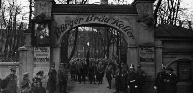 De Bürger Bräukeller, de plek waar de staatsgreep van start ging. Fotoarchiv Hoffmann, Public domain, via Wikimedia Commons