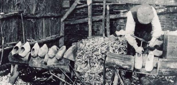Een klompenmaker rond 1914