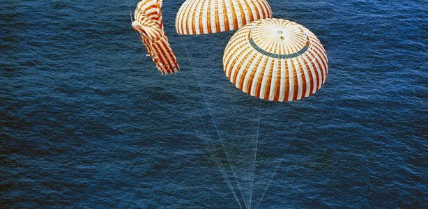 Parachutes bij de landing van de Apollo 15 in 1971