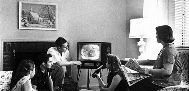 Het aantal televisies groeide vanaf de jaren vijftig snel, waardoor de tv-omroepster in korte tijd populair werd. 