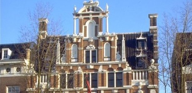 De tentoonstelling "Oog voor de Wereld" is te zien in het Amsterdamse Huis met de Hoofden, aan de Keizersgracht. Bron - Amsterdam Municipal Department for the Preservation and Restoration of Historic Buildings and Sites (bMA) via Wikimedia. Het Amsterdamse Huis met de Hoofden.