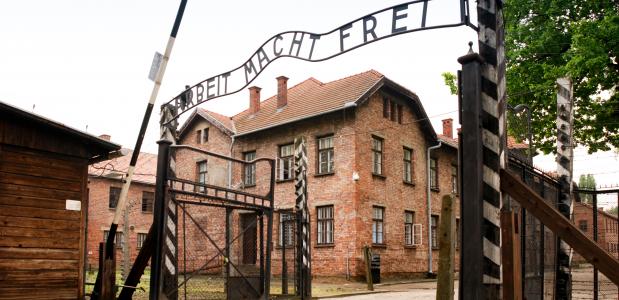 De poorten van Auschwitz.