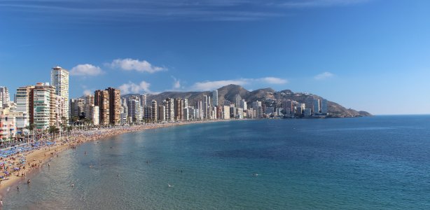 Vanaf de jaren zestig kwam het toerisme in Spanje pas echt op gang. Hotels schoten uit de grond en de kustgebieden zagen zwart van de mensen. Miguel Hermoso Cuesta, CC BY-SA 4.0, via Wikimedia Commons. Toerisme in Spanje, jaren 60 en 70