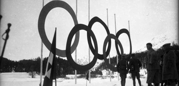 De Olympische ringen in St. Moritz in 1928