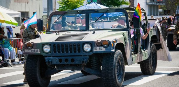 Militairen bij de Pride Parade in San Diego Bron: California National Guard, CC BY 2.0 <https://creativecommons.org/licenses/by/2.0>, via Wikimedia Commons Militairen bij de Pride Parade