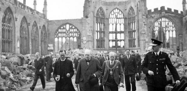 Churchill bezoekt de ruïnes van de kathedraal van Coventry