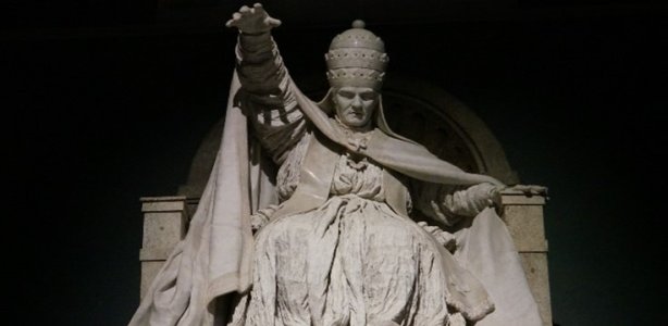 Standbeeld van paus Clementius XIV, gemaakt door Kurtukov, via wikimedia commons De onderdrukking van de jezuïeten