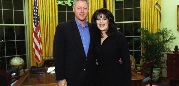 Clinton en Lewinsky in de Oval Office.