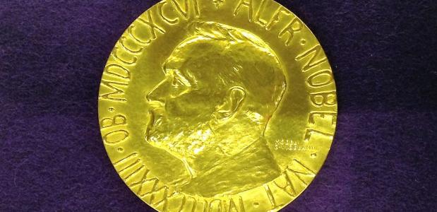 De medaille die wordt uitgereikt bij de toekenning van een Nobelprijs.