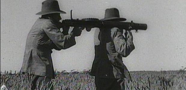 Twee soldaten schieten emoes neer met Lewis geweren, 1932. Bron: Wikimedia Commons.