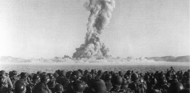 Amerikaanse soldaten kijken naar een atoombom test in 1951. Op Wikimedia Commons Atoombom