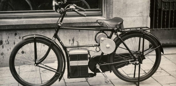 Foto via het Nationaal Archief De e-bike rijdt al meer dan honderd jaar rond