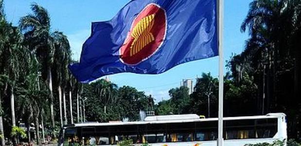 ASEAN Vlag, By Hariboneagle927, via Wikimedia Commons