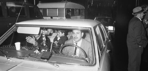 Groep Roma komt aan in Amsterdam na door Zweden uitgezet te zijn, 11 november 1969