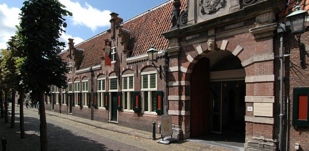 De toegang van het Oudemannenhuis, sinds 1913 het Frans Hals Museum. 