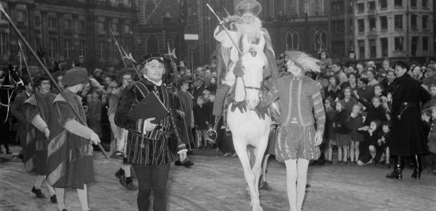 De intocht van Sinterklaas in Amsterdam in 1953.