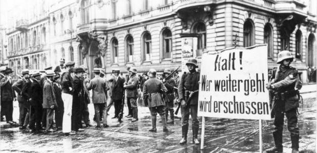 Soldaten op het Wilhelmplatz voor het afgesloten regeringsdistrict