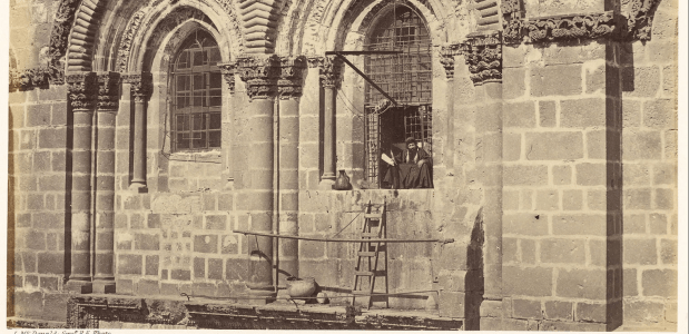 Foto van de trap uit 1864. 