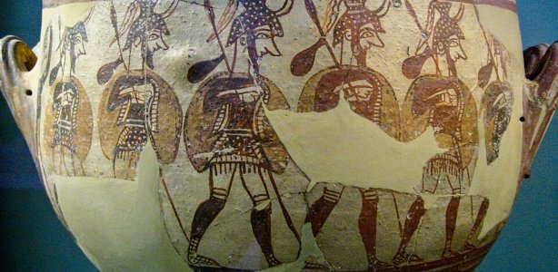 Grote vaas met gepantserde mannen die naar de strijd vertrekken, Mycene acropolis, 12e eeuw v.Chr. Sharon Mollerus, CC BY 2.0, via Wikimedia Commons Grote krater met gepantserde mannen die naar de strijd vertrekken, Mycene acropolis, 12e eeuw v.Chr.