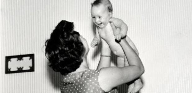 Een moeder met haar baby, 1959. Bron: Nationaal Archief.