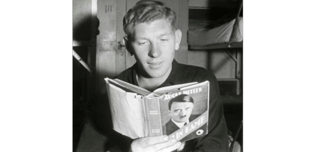 Een man uit het SS-regiment Westland leest 'Mijn Kamp' van Adolf Hitler, 1940. Bron: Spaarnestad Photo.