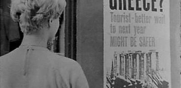 Een vrouw bekijkt een affiche rondom de staatsgreep van Griekenland, 1967. Bron: Nationaal Archief Anefo.