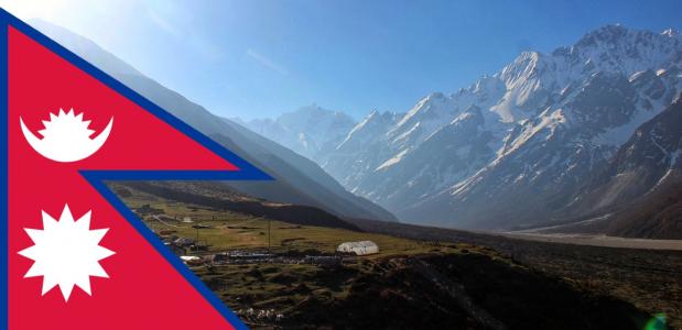 Vlag van Nepal met op de achtergrond de Kyanjin vallei