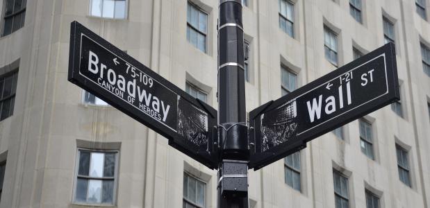 Het bord op Wall Street en Broadway