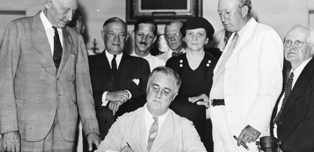 Roosevelt ondertekent de Social Security Act in 1935.