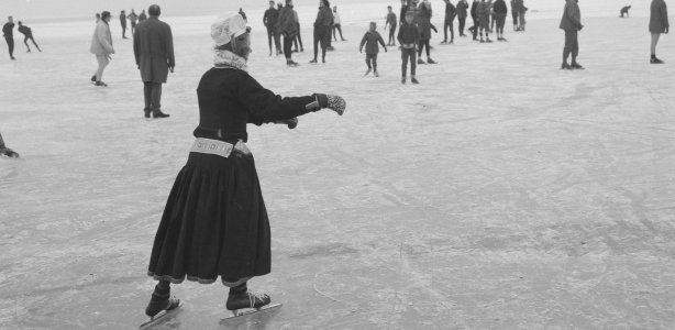 Een jeugdige Marker reed een scheve schaats op de Gouwzee. Bron: Nationaal Archief Anefo.