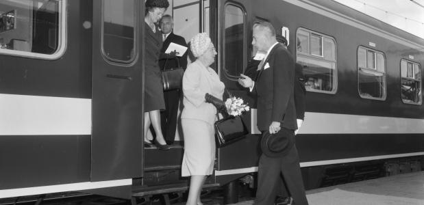 Koningin Juliana is een dag te gast bij de Nederlandse Spoorwegen ter gelegenheid van het 125-jarig bestaa