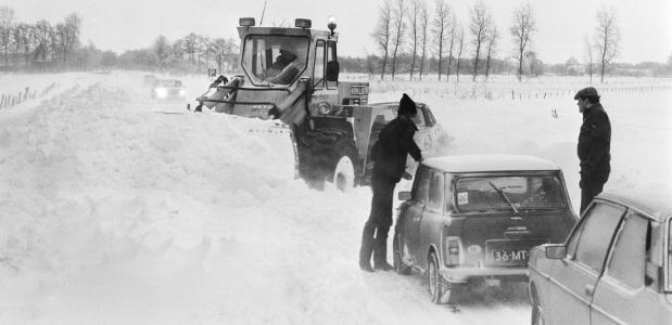 Sneeuwvrij maken wegen en boederijen uit hun isolement halen in de noordelijke provincies