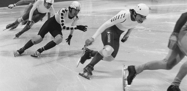 WK shorttrack voor dames en heren in de Edenhal in Amsterdam; Nederlands kampioen shorttrack Charles Veldhoven in actie. Bron: Nationaal Archief WK Shorttrack