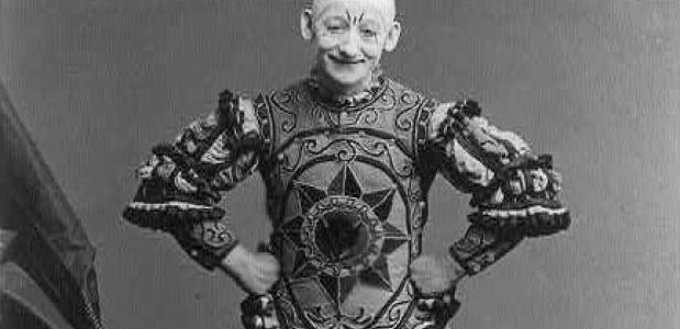 George L. Fox, een bekende pantomimespeler, met zijn handen op zijn heupen. Bron: Wikimedia Commons.