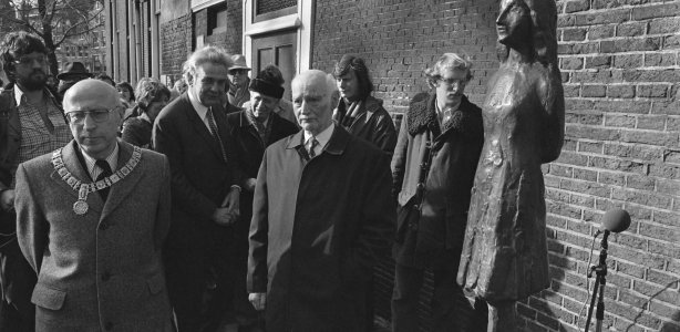 Foto van Otto Frank naast het beeld van Anne Frank, gemaakt door Bet Verhoeff, via Nationaal Archief Het achterhuis