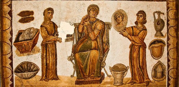 Mozaïek (4e – 5e eeuw) van een matrona die haar toilet aan het opmaken is. Ze is vergezeld van twee slavinnen met respectievelij