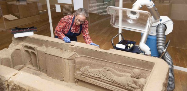 Restaurator Renske Dooijes bij sarcofaag van Simpelveld Rijksmuseum van Oudheden restauratie romeinse sarcofaag RMO