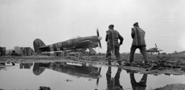 Twee Canadese piloten lopen naar hun Hawker-Typhoon bomber, Eindhoven 1944 op Wikimedia Commons Hawker Typhoon 1944
