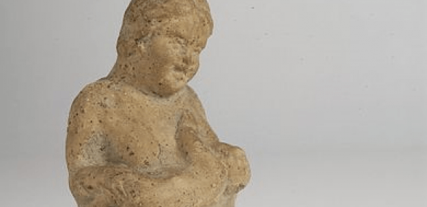 Een Romeins votiefbeeldje van moeder en kind.
