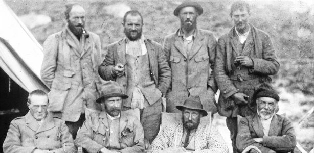 Zeven leden van de Everest-expeditie van 1921 en George Mallory.  