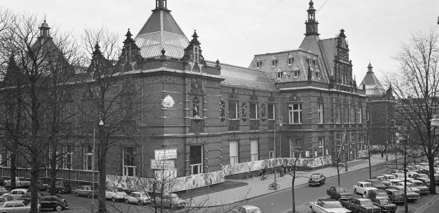 Het stedelijk museum in Amsterdam met buitenkunst in 1968. Bron: Nationaal Archief Anefo [2.24.01.05].