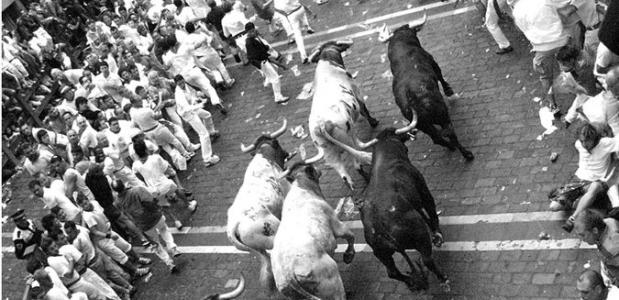 Het Stierenrennen in Pamplona, Spanje. Bron: Wikimedia Commons.
