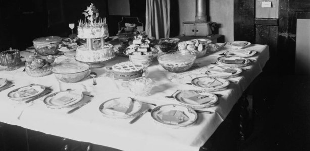 Gedekte tafel in begin 20ste eeuw Percy Benzie Abery, CC0, via Wikimedia Commons Gedekte tafel in begin 20ste eeuw