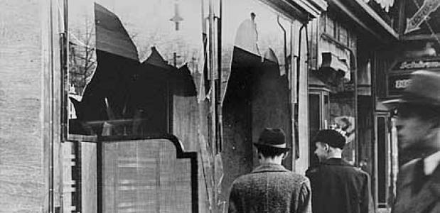 Mensen gaan naar hun werk na Kristallnacht