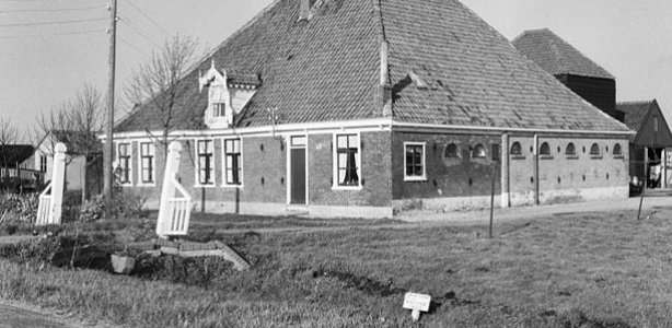 De stolpboerderij is een opvallende verschijning in het Noord-Hollandse landschap. 