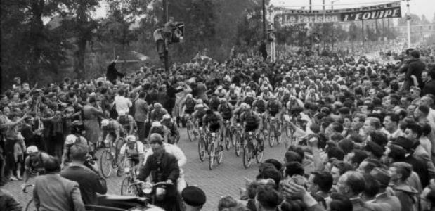 De officiele start van de Tour op de Sloterstraatweg, Amsterdam 8 juli 1954. Bron: Nationaal Archief Anefo.
