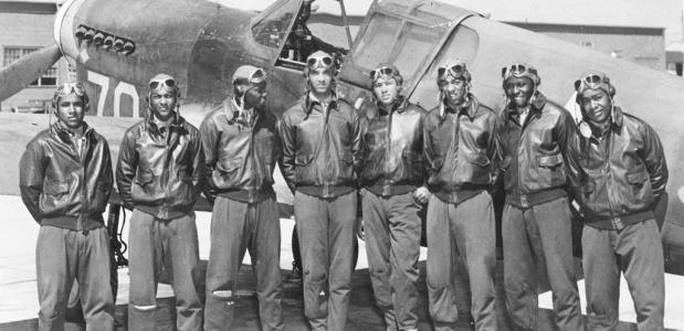 Acht mannen uit de Tuskegee Airmen, ca. mei 1942 - augustus 1943, onbekende locatie (mogelijk zuid-Italië of Noord-Afrika).